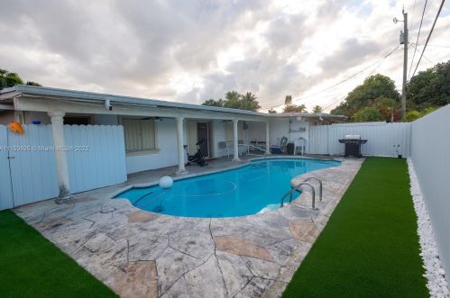 6265 111th Ter, Hialeah FL  33012-2354 exterior