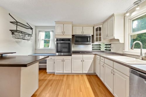 8 Sautter Dr, Uncasville CT  06382-1829 exterior