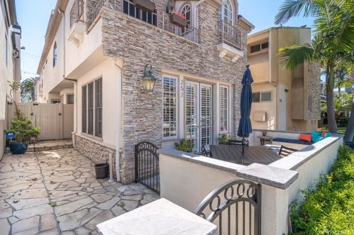 252 6th St, Seal Beach, CA 90740-6133