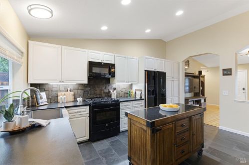 1056 Esparto Ct, Windsor CA  95492-7807 exterior