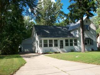 515 Demarest Ave, Waupaca, WI 54981-1946
