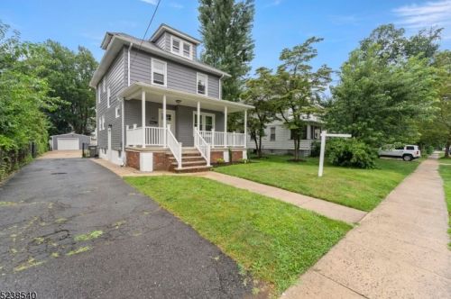 435 1st St, Green Brook, NJ 08812-1113