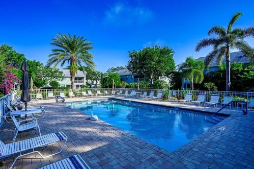 2126 Tama Cir, Naples FL  34112-5498 exterior