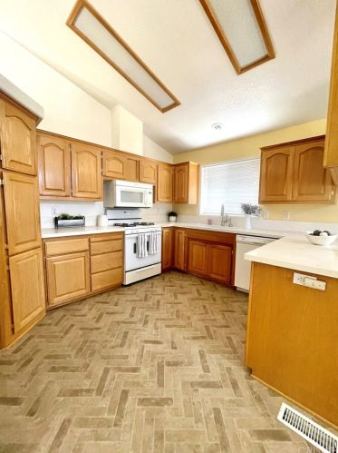 20075 Crestview Dr, Santa Clarita, CA 91351-5758
