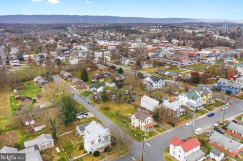 284 Massanutten St, Strasburg VA  22657-2301 exterior