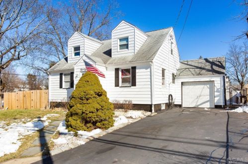 318 Sanford Ave, Green Brook, NJ 08812-1042