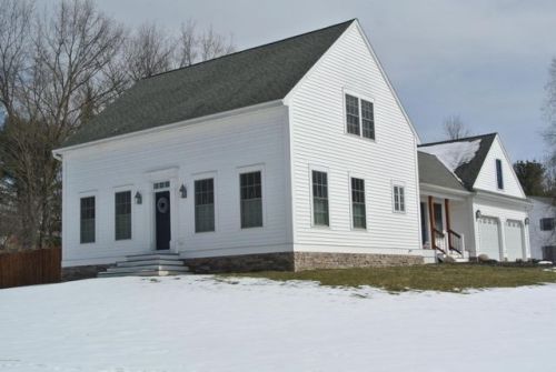 2 Thistlewood Dr, Glens Falls, NY 12804-9353