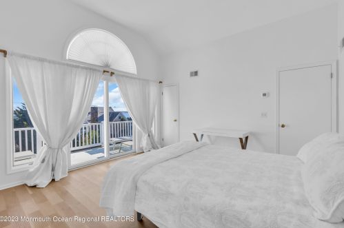 125 Bretonian Dr, Bricktown NJ  08723-5705 exterior