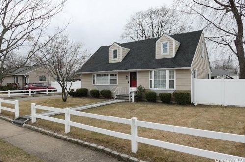 1088 Manor Ln, Bayshore, NY 11706-6223