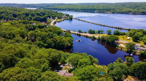 71 Inchcliffe Dr, Gales Ferry, CT 06335-1807