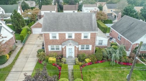 137 Locust St, Floral Park, NY 11001-3305