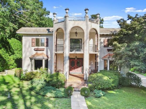 60 Meredith Ln, Stamford, CT 06903-4114