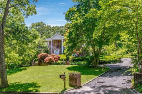5 Mona Ln, Huntington Station, NY 11746-5840