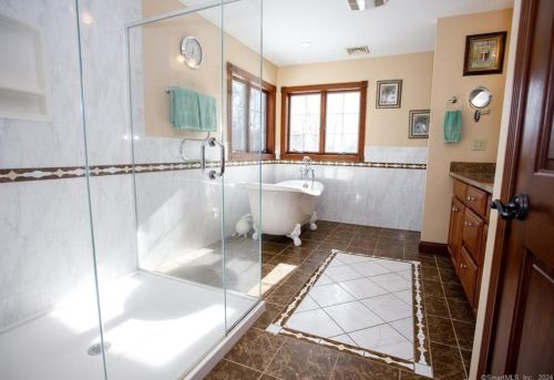 2 Deepwood Dr, Norwich CT  06360-1608 exterior