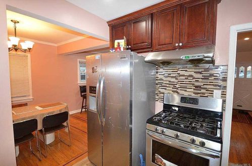 50 Aberdeen Rd, New Hyde Park NY  11040-2138 exterior