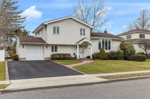 11 Otsego Pl, Muttontown, NY 11753-1405