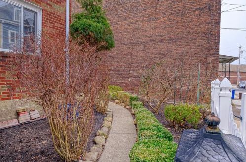 3820 Howley St, Pittsburgh PA 15224-1439 exterior