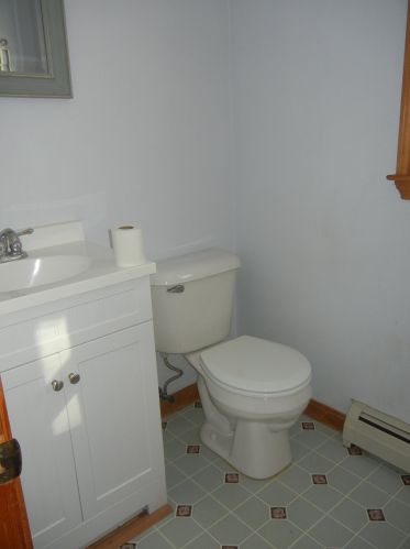 64 Old Chester Rd, Derry NH 03038-4014 exterior