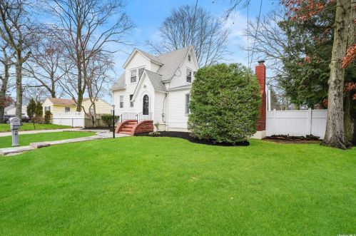 428 Oak Neck Rd, West Islip NY  11795-3614 exterior