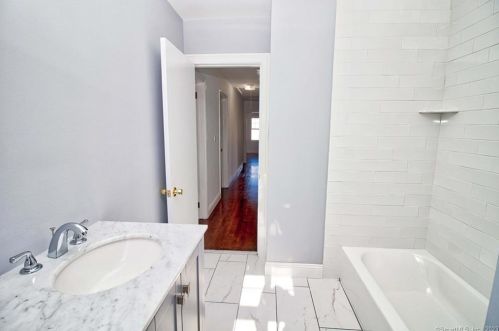 5 Walnut Ave, Huntington CT  06484-2913 exterior