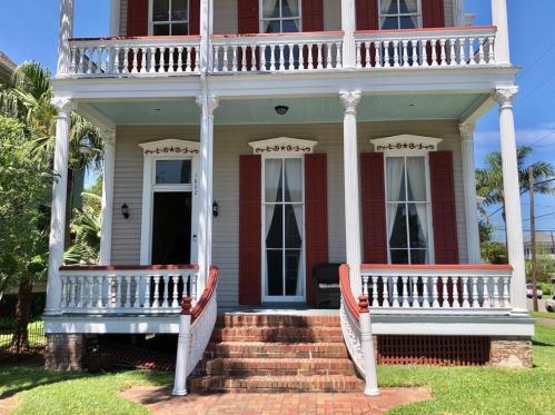 1802 Sealy St, Galveston TX 77550-3813 exterior