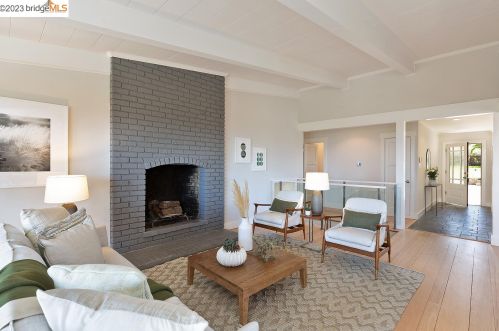 6361 Ascot Dr, Oakland CA 94611-1710 exterior