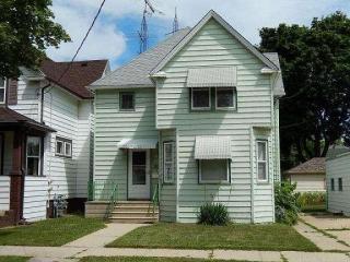 712 45th St, Kenosha, WI 53140-5717