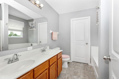 104 Glen Crossing Dr, Pataskala OH  43062-7090 exterior