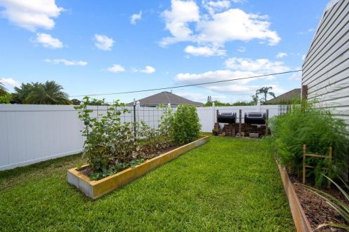 107 Hawthorne Cir, Fort Pierce FL 34953-3524 exterior