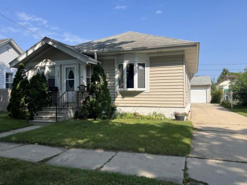 1567 Ellis St, Green Bay, WI 54302-1745