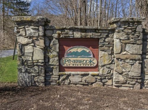258 Pinebrook Dr, Hyde Park, NY 12538-1854