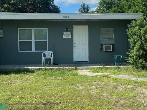 1605 13th St, Fort Pierce, FL 34950-2151