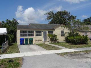 901 66th St, Miami, FL 33150-4249
