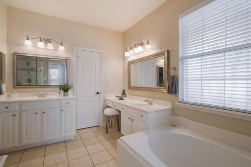 5216 Water Oak Dr, Lewisville TX  75028-1099 exterior