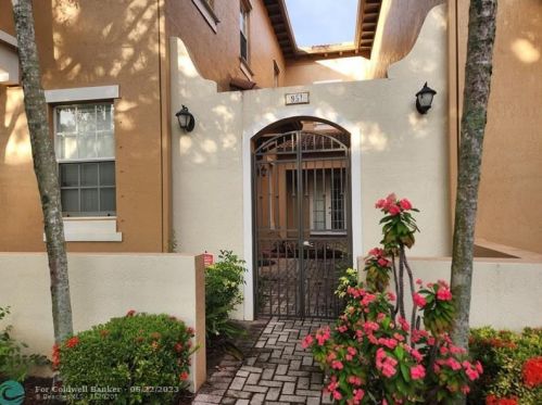 951 146th Ter, Hollywood FL  33027-6137 exterior