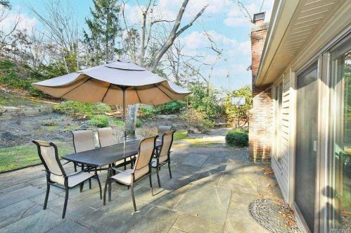 108 Stonehurst Ln, Huntington Station NY 11746-7930 exterior