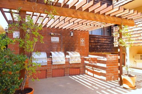 5400 Newcastle Ave, Van Nuys CA 91316-2013 exterior