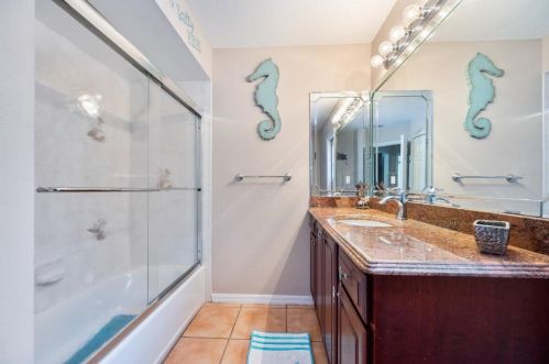 107 Hawthorne Cir, Fort Pierce FL 34953-3524 exterior