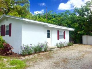 2705 Storter Ave, Naples, FL 34112-6301