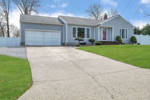 11 Walnut Rd, San Remo, NY 11754-2422