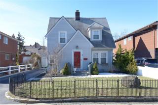 45 Raymond Pl, Hewlett, NY 11557-2309