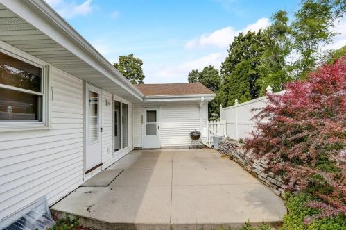 2022 116, Milwaukee WI 53226-2104 exterior