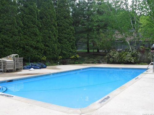 142 Stone Oaks Dr, Hartsdale NY  10530-1160 exterior