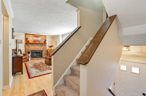 266 The Pines Dr, Pittsburgh, PA 15243-1472