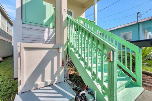 4210 Church St, Galveston TX  77550-1118 exterior