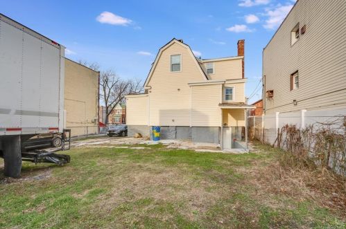 1224 224th St, Bronx, NY 10466-5806