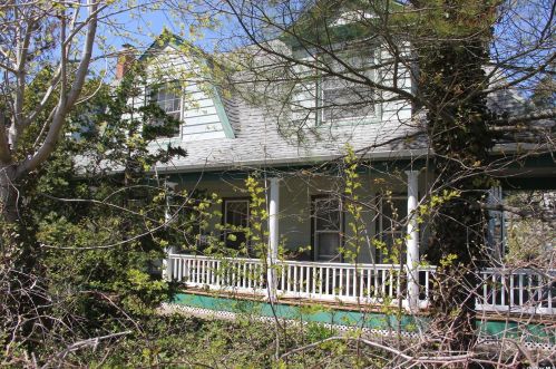 493 Middle Rd, Bay Port NY  11705-1907 exterior