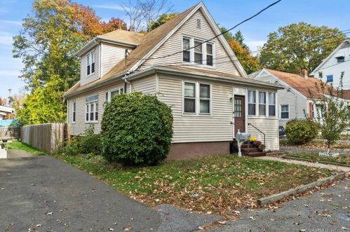 83 Berkeley Pl, Bridgeport, CT 06610-1909
