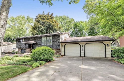 2580 Woodridge Ln, Green Bay, WI 54304-1625
