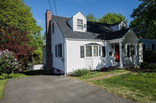 23 Carriage Dr, Wallingford CT 06492-3111 exterior